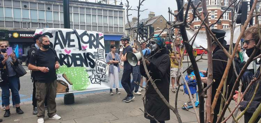 Andrea Gilbert of Putney Pollution Busters speaking at Tooting Broadway