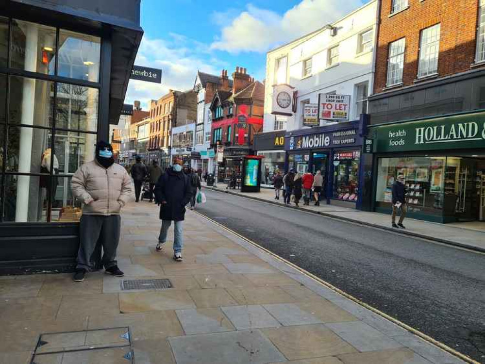 Man wearing a mask in George Street, Richmond