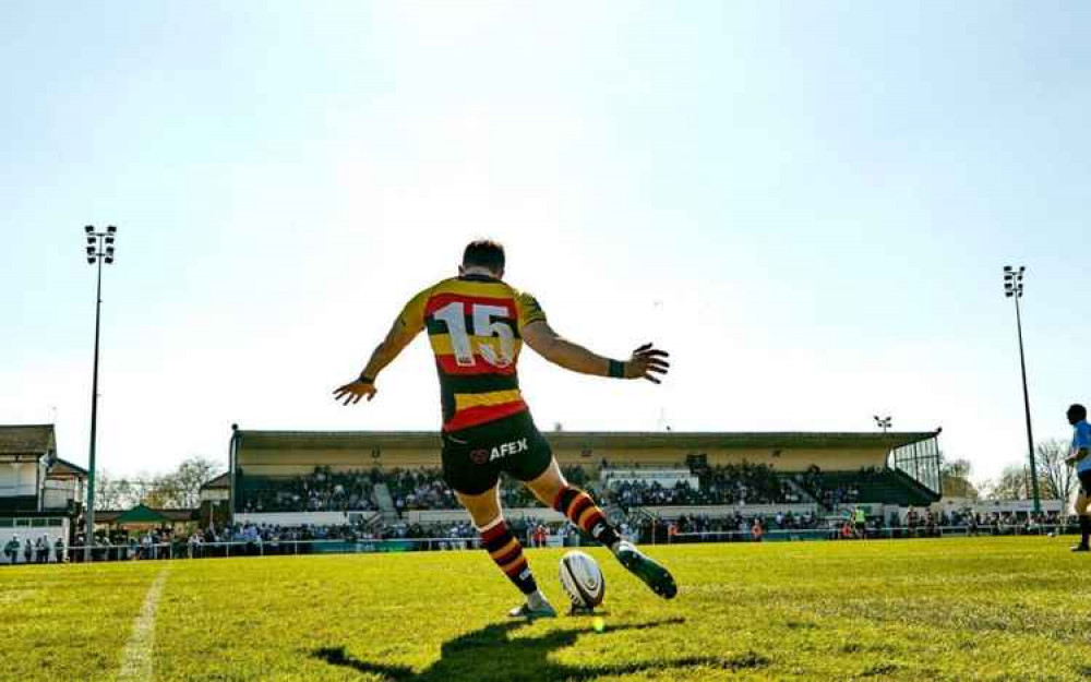 Richmond's Rob Kirby kicking for goal in 2018