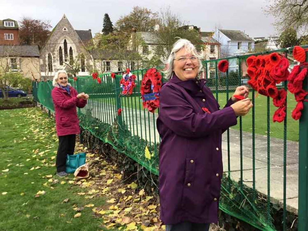 People have started attaching their poppies to the lower fence of the Bowling Club. Picture: Dawlish Town Councile Bowling