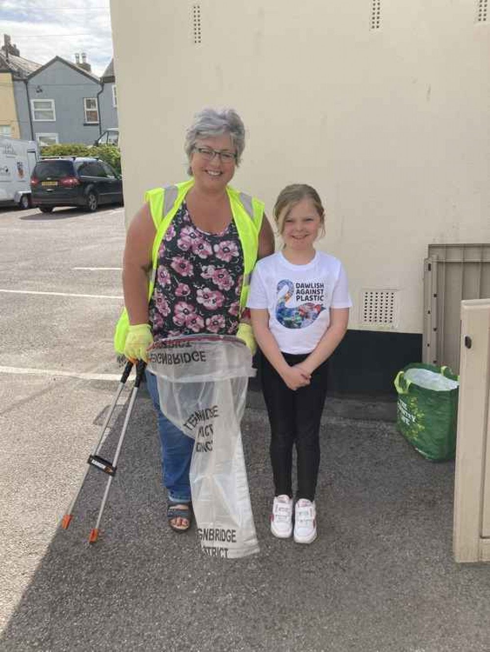 New picker Karen is greeted and given equipment to clear rubbish at the Newhay