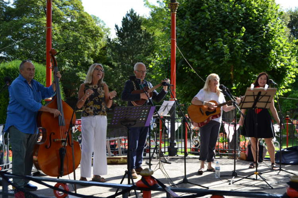 Live music from the Tahini Sisters