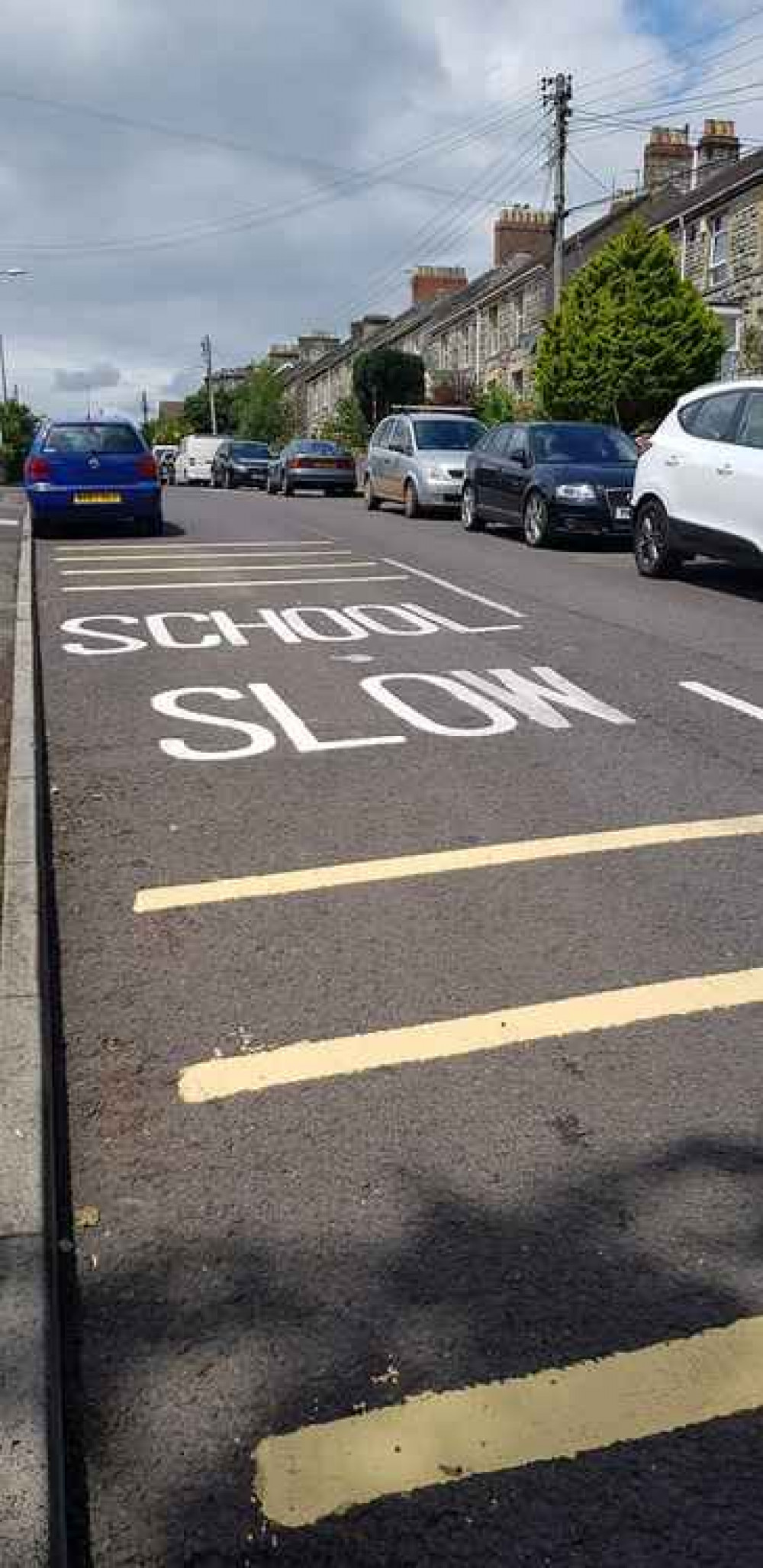 Thank you to Julian Boniface for this photo : The freshly painted road warning signs for a school which closed in 2005