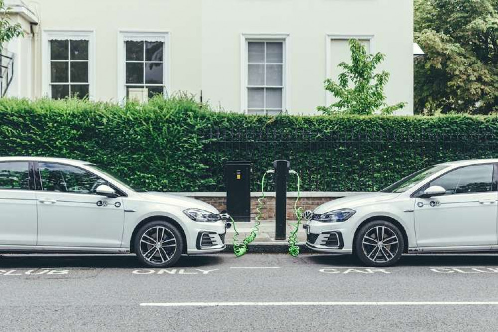 Electric cars on charge : Photo from Quote Zone Electric cars on charge : Photo from Quote Zone