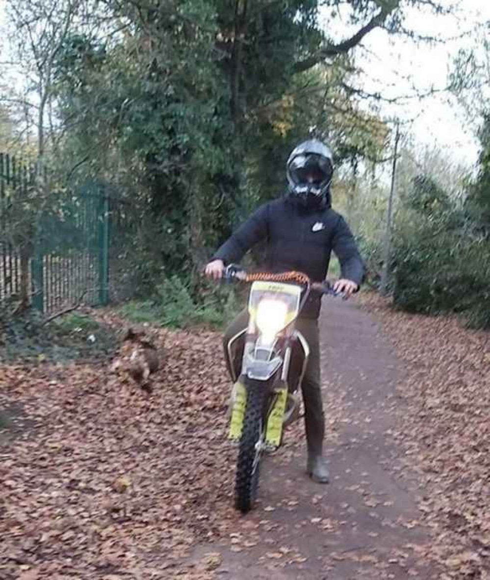 The image issued by a school. A clear picture of the rider without his helmet can be found in the video linked to our report.