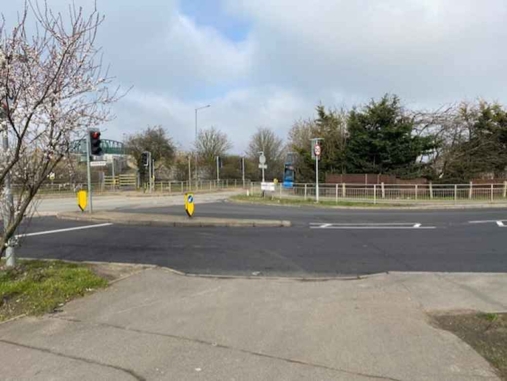 Danger junction. No guide to cars that access is required for a right turn from a dangerous junction.