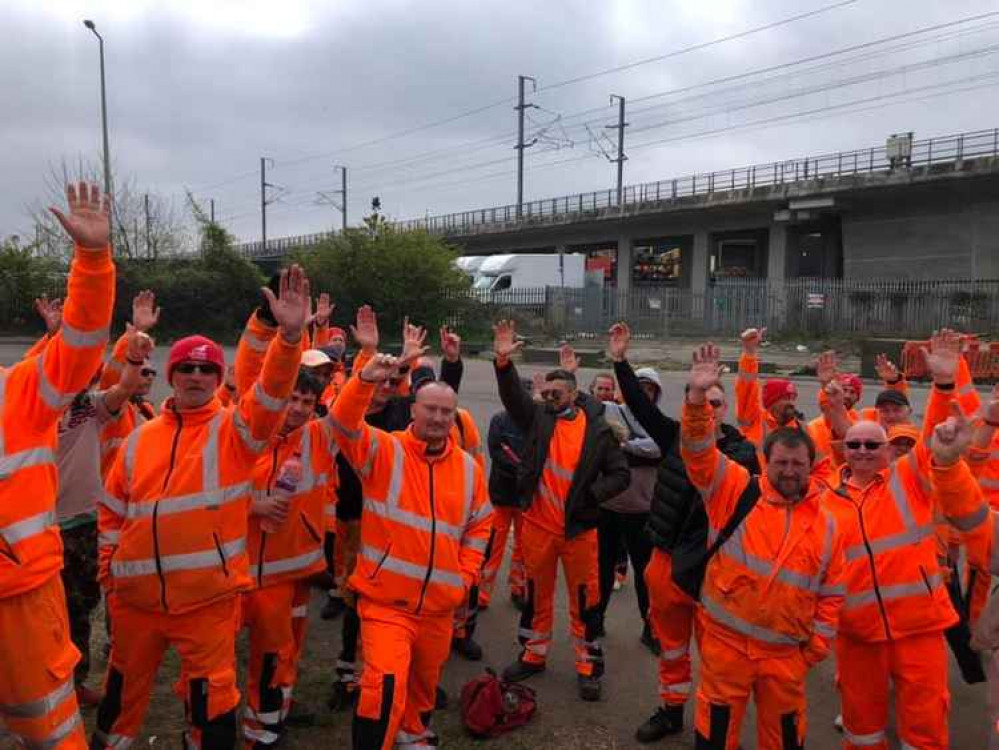 Bin workers celebrate 'victory' Bin workers celebrate 'victory'