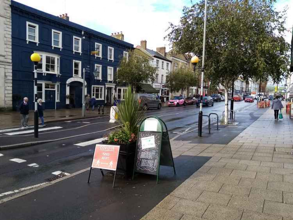 Bridport's independent businesses stage their own late night shopping on eve of lockdown