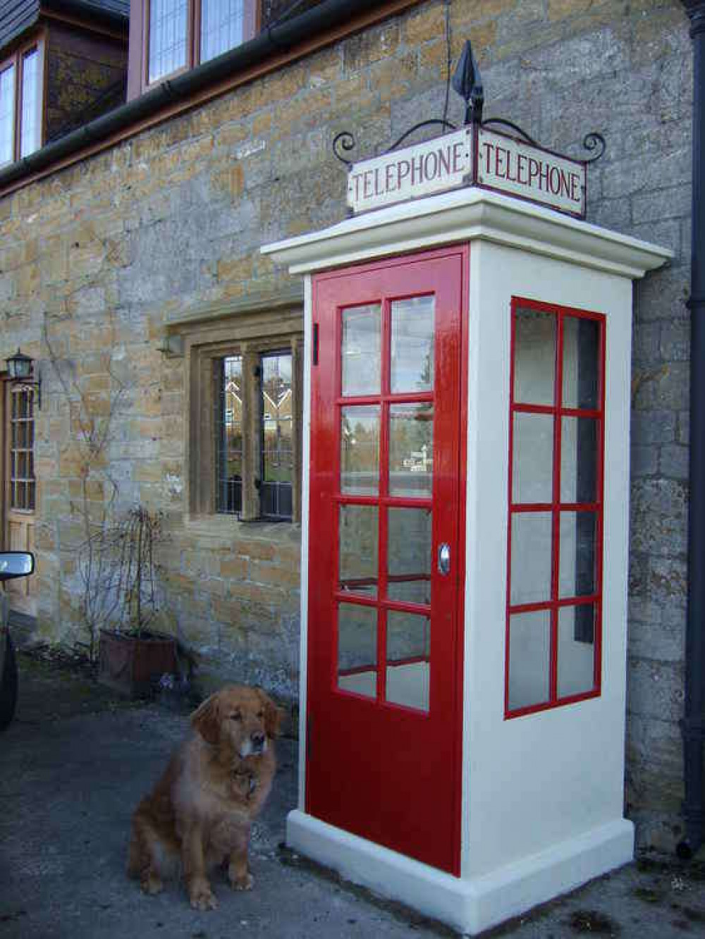 A replica of a 1921 K1 (Kiosk 1) - picture of kiosk (and great dog) by Josling