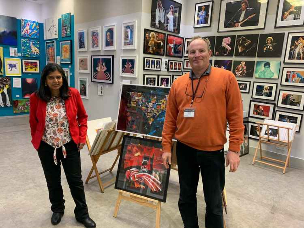 Rupa Huq admiring the work by Stephen Doak