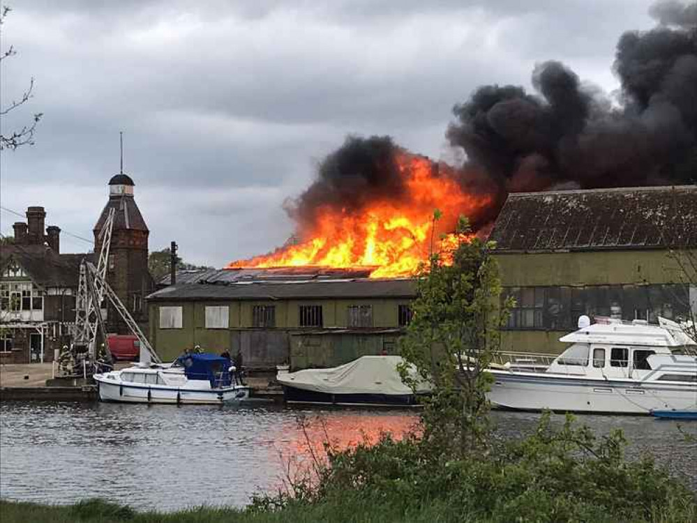 Monday's fire at Platt's Eyot (Image: Twitter user @theCumbercat)