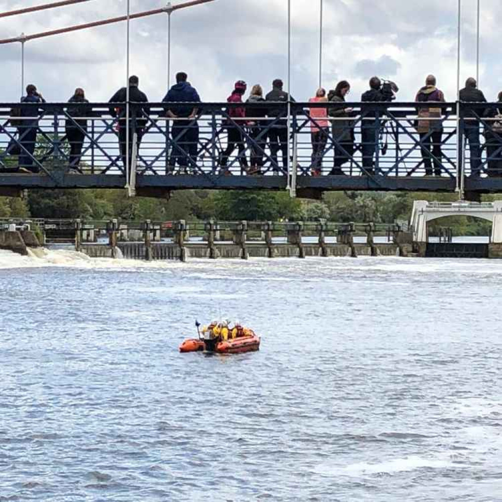 Onlookers on Teddington footbridge (Image: Stuart Higgins)