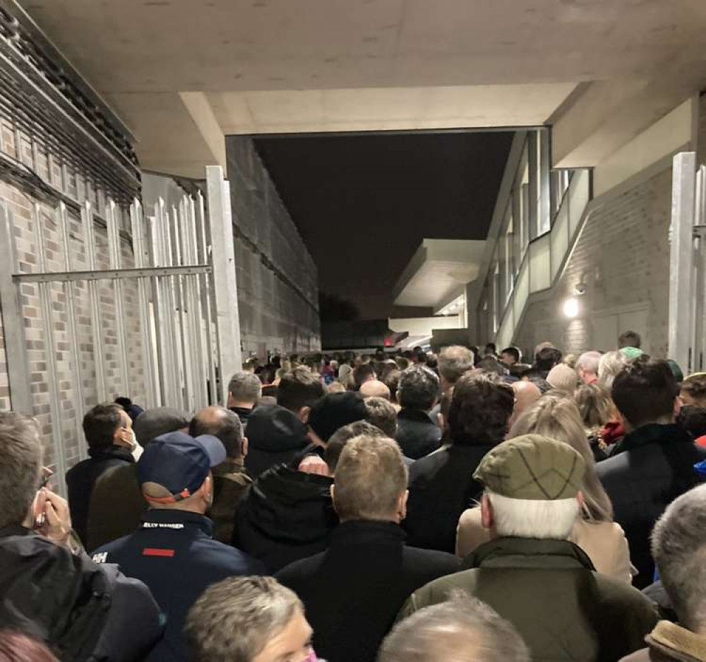 The crowds were rushing forwards at the station.