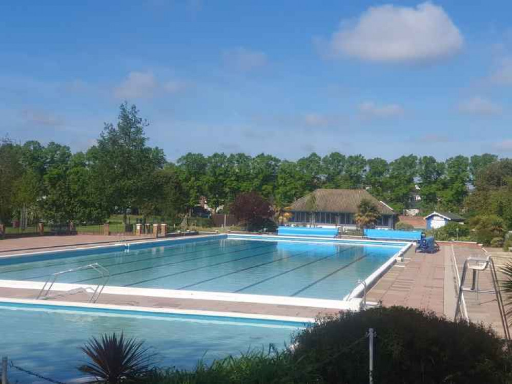 Hitchin: Then and now - open air pool reopens for summer! PICTURE: The pool before today's reopening. CREDIT: @HitchinNubNews