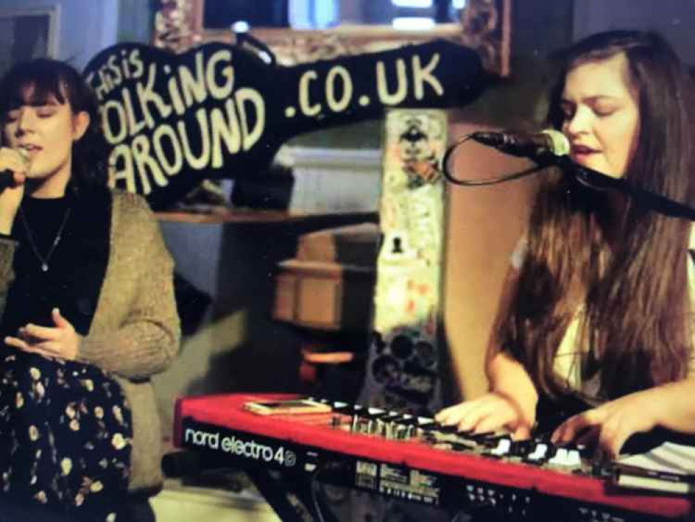 Linnea Kempe and Anna Stolz 'Meadows duo' playing at Woody's in Kingston