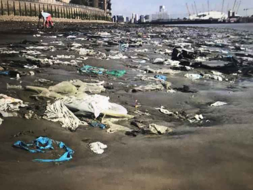 An example of the plastic bags problem at the south tip of the Isle of Dogs. Credit: Thames21