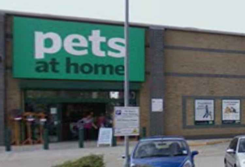 Pets at Home has a branch is London Road, Brentford