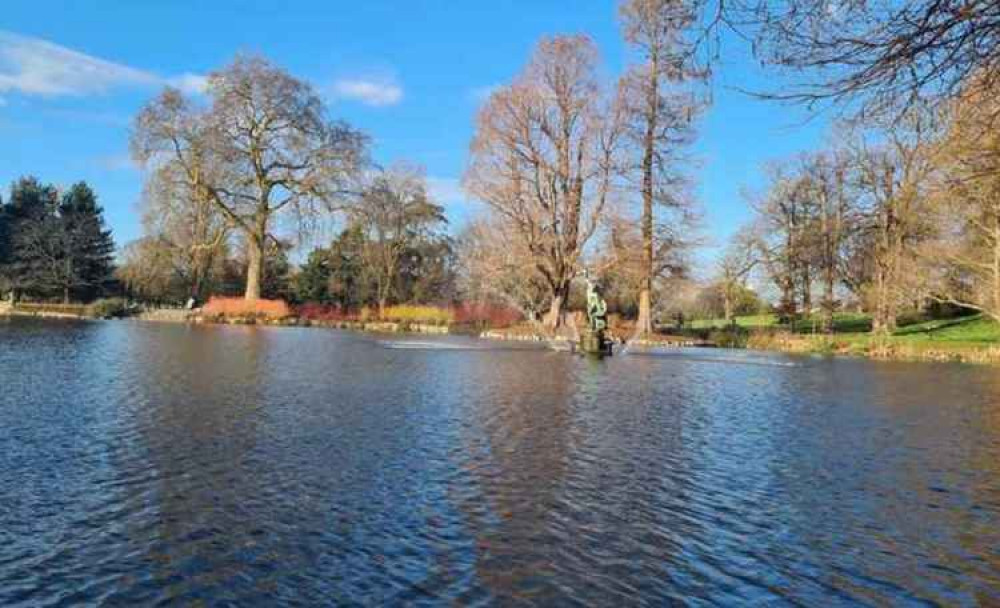 The lake near Palm House