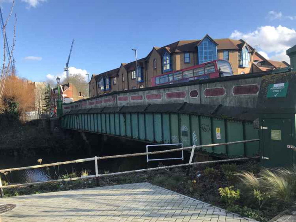 The first bridge was built over the Brent in 1284