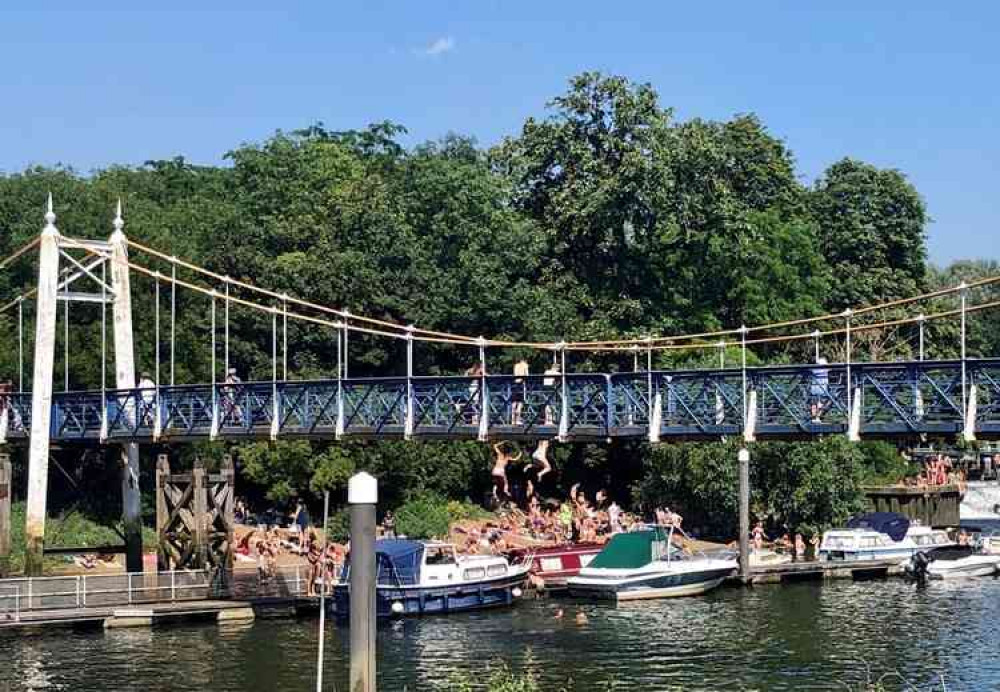 People jumping off Teddington Bridge