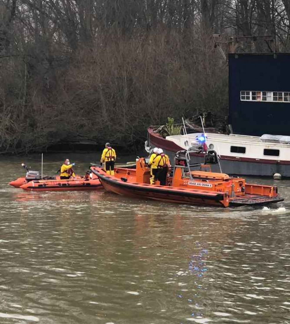 TEDDINGTON RNLI AND CHISWICK RNLI ON SCENE – BY JORDAN  GILLARD