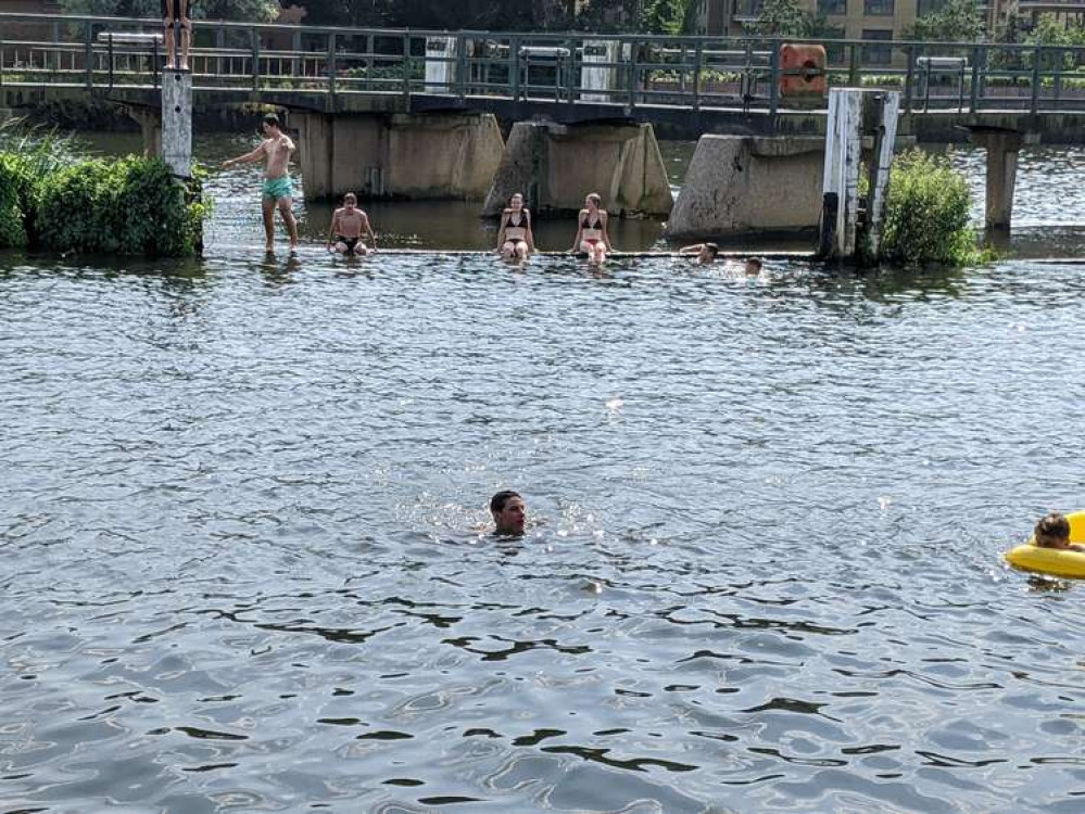 River safety volunteers say that the children at the Lock are getting younger and are at high risk of cold water shock (Credit: Nub News)