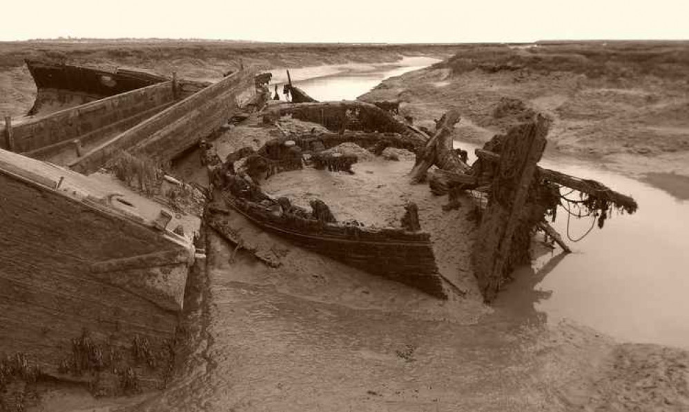 The sad remains of the barge today (Creeksailor Blog) The sad remains of the barge today (Creeksailor Blog)