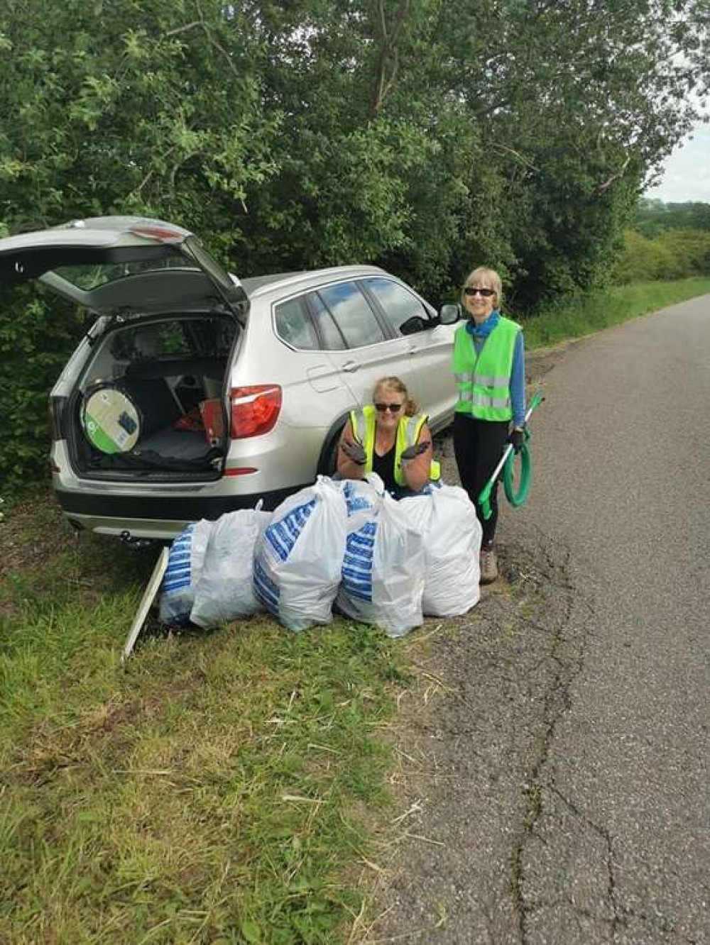 Honiton Litter Pickers with some of the rubbish they have collected. Honiton Litter Pickers with some of the rubbish they have collected.