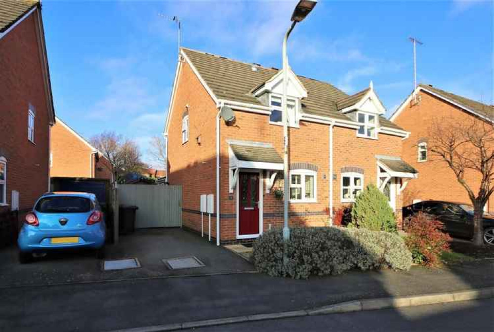 A well-equipped semi-detached in Hackett Close