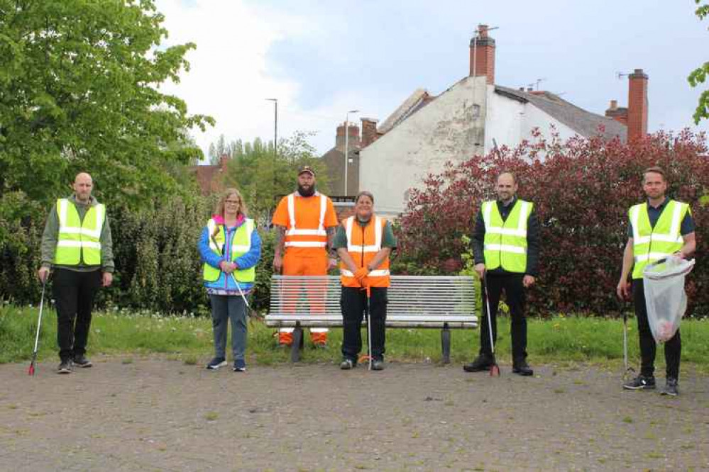 (L – R) Stuart Cave, volunteer litter picker, Andrea Cave, volunteer litter picker, George Shuttlewood, Street Cleanser at NWLDC, Kelly Hughes, Commercial Team member at NWLDC, Councillor Andrew Woodman, Portfolio Holder for Community Services at NWLDC (L – R) Stuart Cave, volunteer litter picker, Andrea Cave, volunteer litter picker, George Shuttlewood, Street Cleanser at NWLDC, Kelly Hughes, Commercial Team member at NWLDC, Councillor Andrew Woodman, Portfolio Holder for Community Services at NWLDC