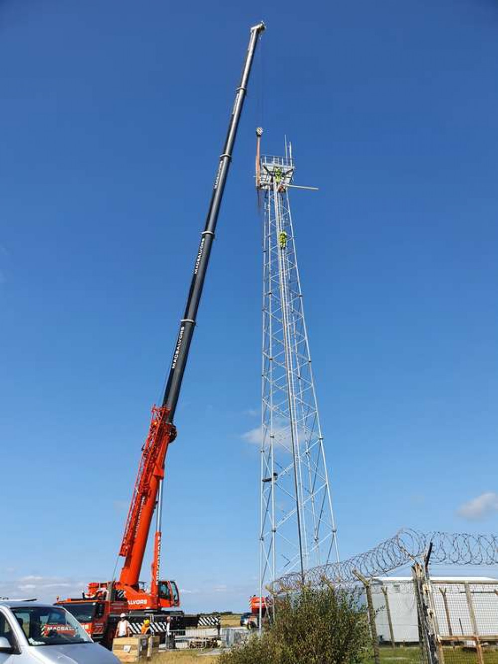 Construction of the new tower. Construction of the new tower.