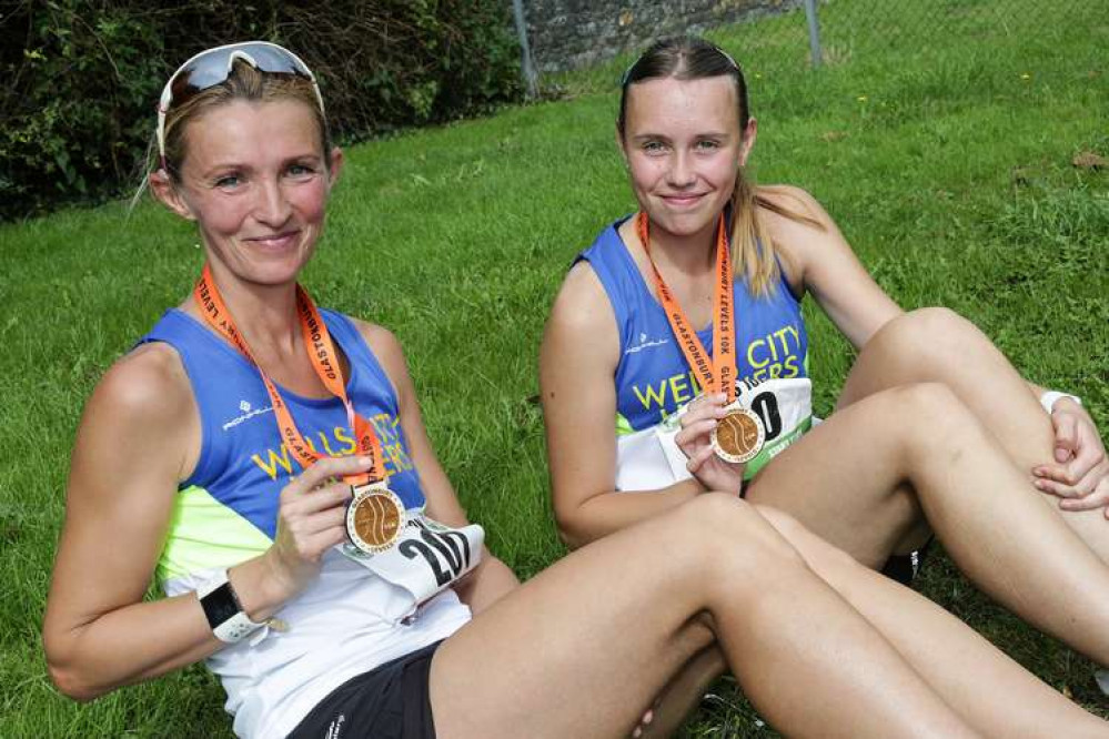 Phoebe Aspinall (right) U20 winner and third placed Somerset runner with her mum Melissa