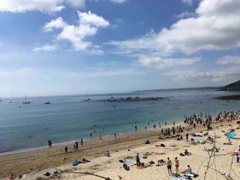 The SAS mass paddleout at Gyllyngvase Beach, Falmouth (Image: Richard Whitehouse/LDRS).