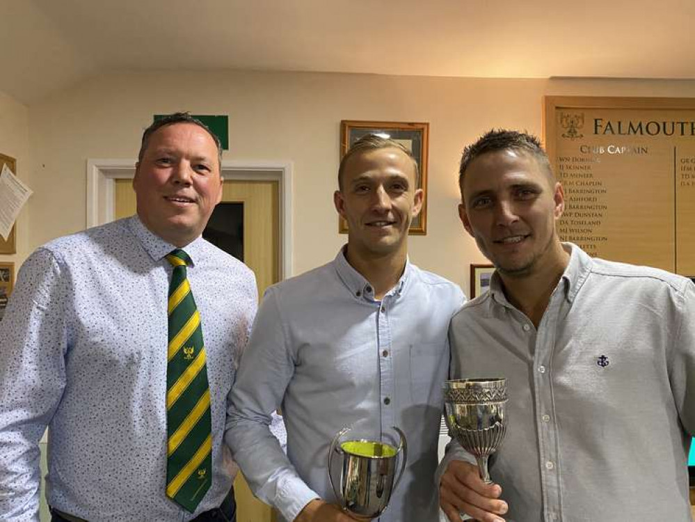 Mark Averiss with Scott Kellow (batting cup), and brother Richard .