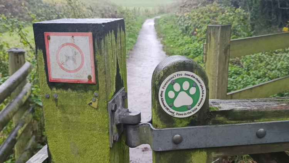 Green signs like this mean dogs are allowed off a leash in Cosmeston