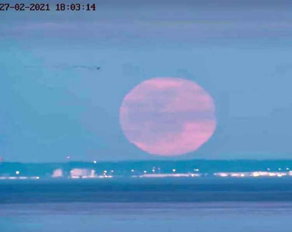 The moon rises over Avonmouth (Photo credit: Stephen R Jones) The moon rises over Avonmouth (Photo credit: Stephen R Jones)