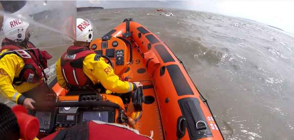 The fishing boat sinks shortly after the rescue The fishing boat sinks shortly after the rescue