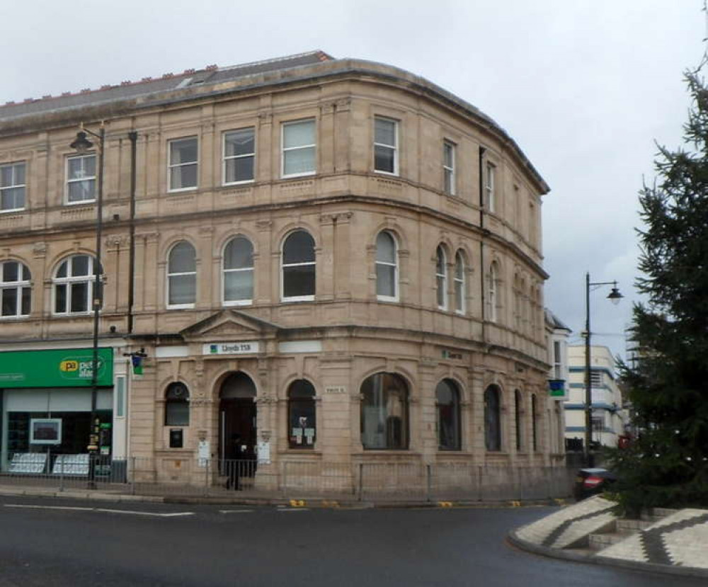 Lloyds bank has annouced the closure of its Penarth branch (© Copyright Jaggery)