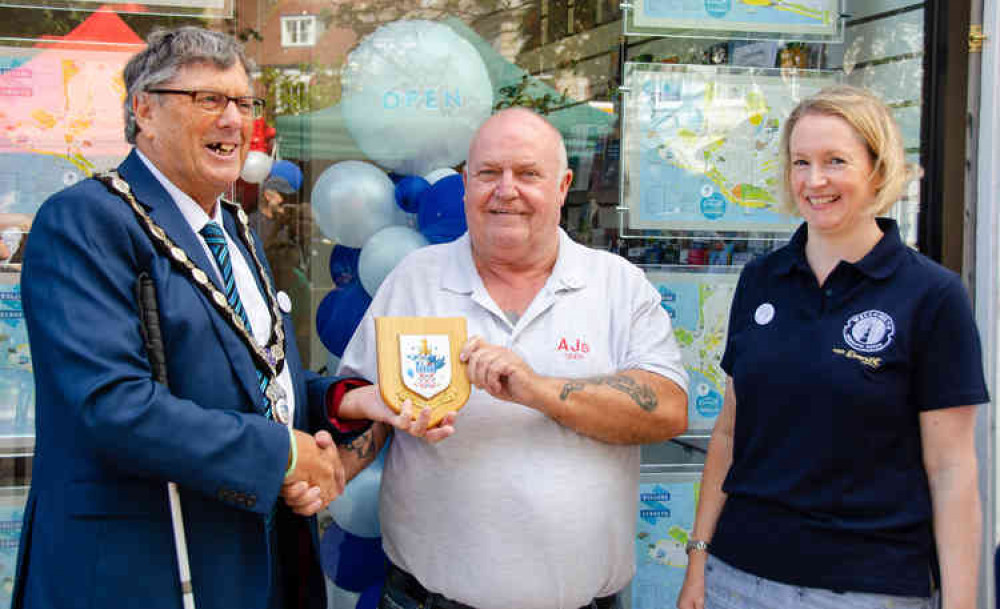 Alan Hill, proprietor of AJ's Taxi's, Exmouth received his Plaque from Town Mayor, Steve Gazzard. L – R : Town Mayor, Steve Gazzard; Alan Hill, AJ Taxi's; Veronica Boatman, Exmouth Town Council