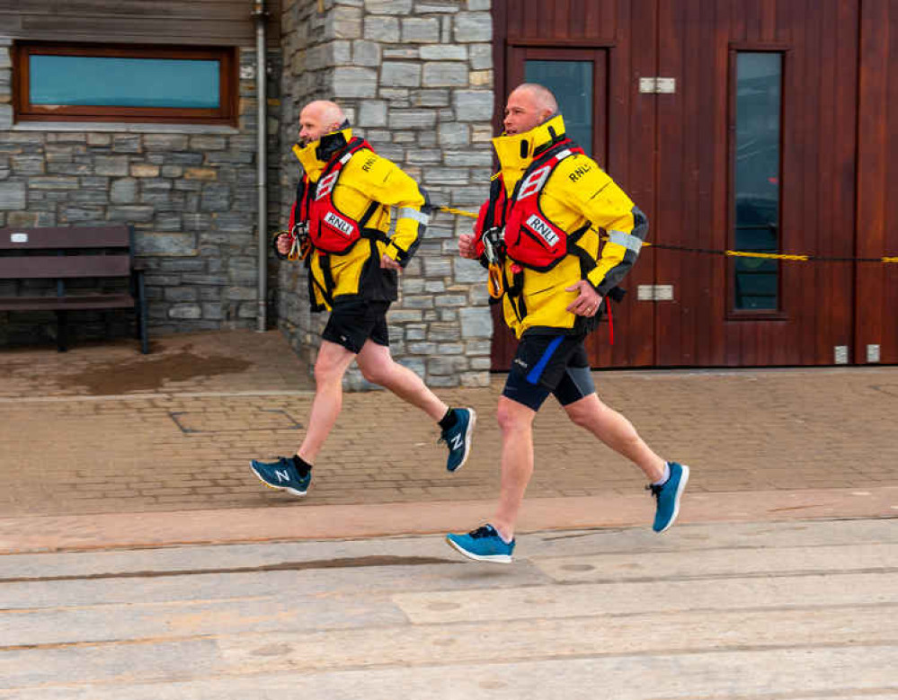 Volunteer RNLI Crew Geoff Mills (L) and Dougie Wright (R) in training for the event. Credit : John Thorogood / RNLI