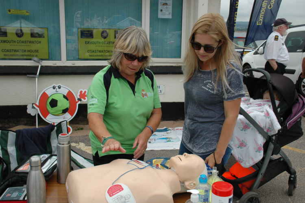 Image: Karen Goldby from the RLSS running through CPR and defibrillator use with Kirra Broadhurst of Pinhoe. Credit: David Wright