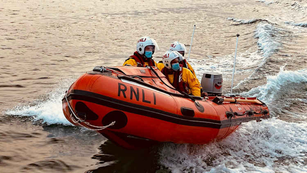 Exmouth RNLI Inshore Lifeboat attending the rescue. Credit : James Searle / RNLI Exmouth RNLI Inshore Lifeboat attending the rescue. Credit : James Searle / RNLI