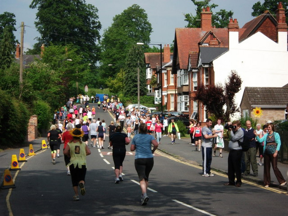 Runners pass along Castle Road on the final leg up to Kenilworth Castle