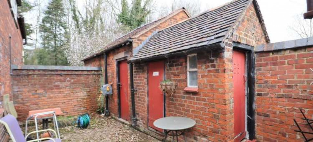 There are outhouses with a potting shed and WC. There are outhouses with a potting shed and WC.