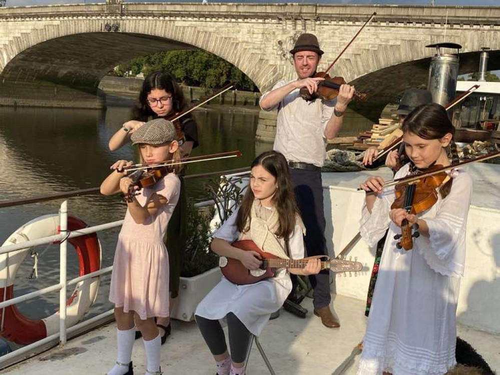 Irish Settlers on the Thames (credit: World Heart Beat)