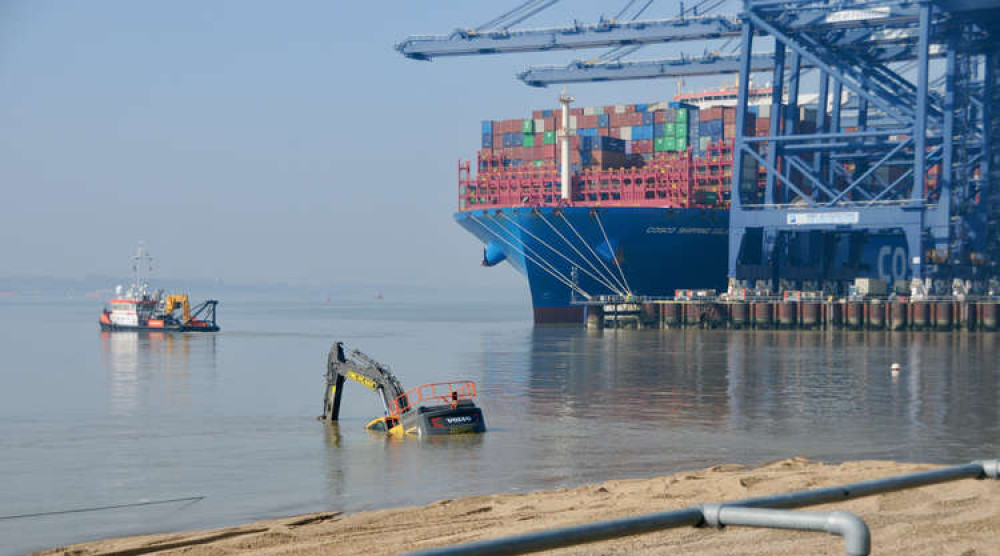 Digger stuck in mud on Landguard beach as sea comes in (Picture credit: Derek Davis Felixstowe Nub News)