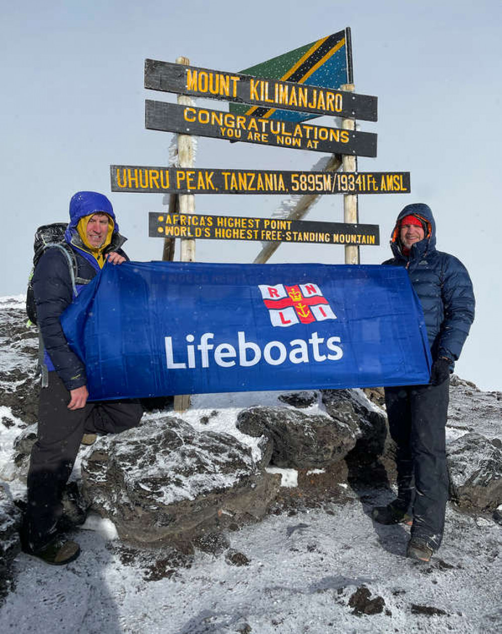 Andy Deake & Darren Strode on the summit of Mount Kilimanjaro. Credit : Andy Deake/Darren Strode