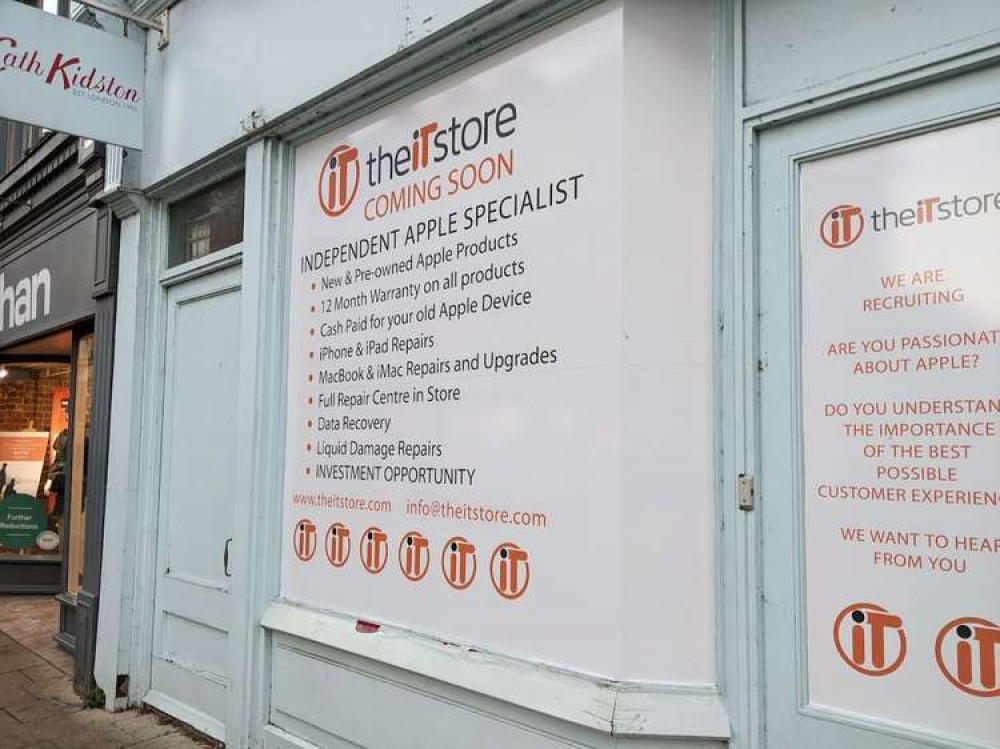 Close-up on signs at the ITstore which will replace Cath Kidson (Image: Nub News)