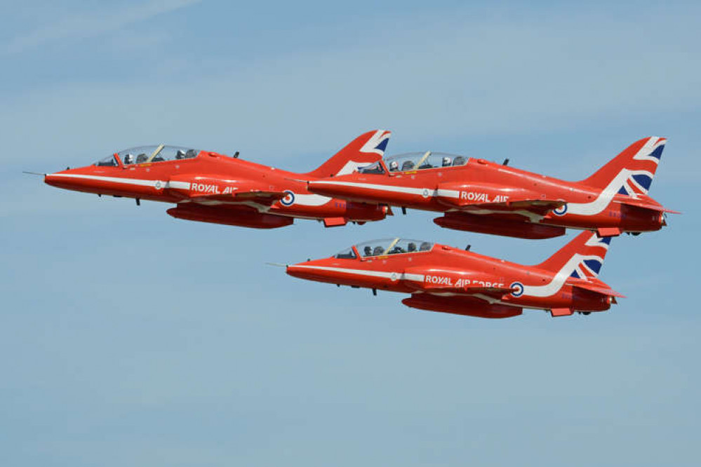 By Alan Wilson from Stilton, Peterborough, Cambs, UK - Red Arrows Hawks #1 'XX227', 'XX242' & 'XX310', CC BY-SA 2.0, https://commons.wikimedia.org/w/index.php?curid=74816472