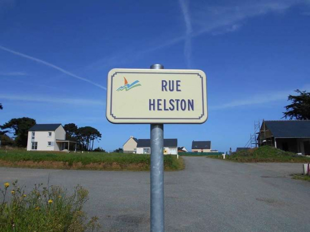 Sign in Plougasnou showing the closeness of the two towns. Sign in Plougasnou showing the closeness of the two towns.